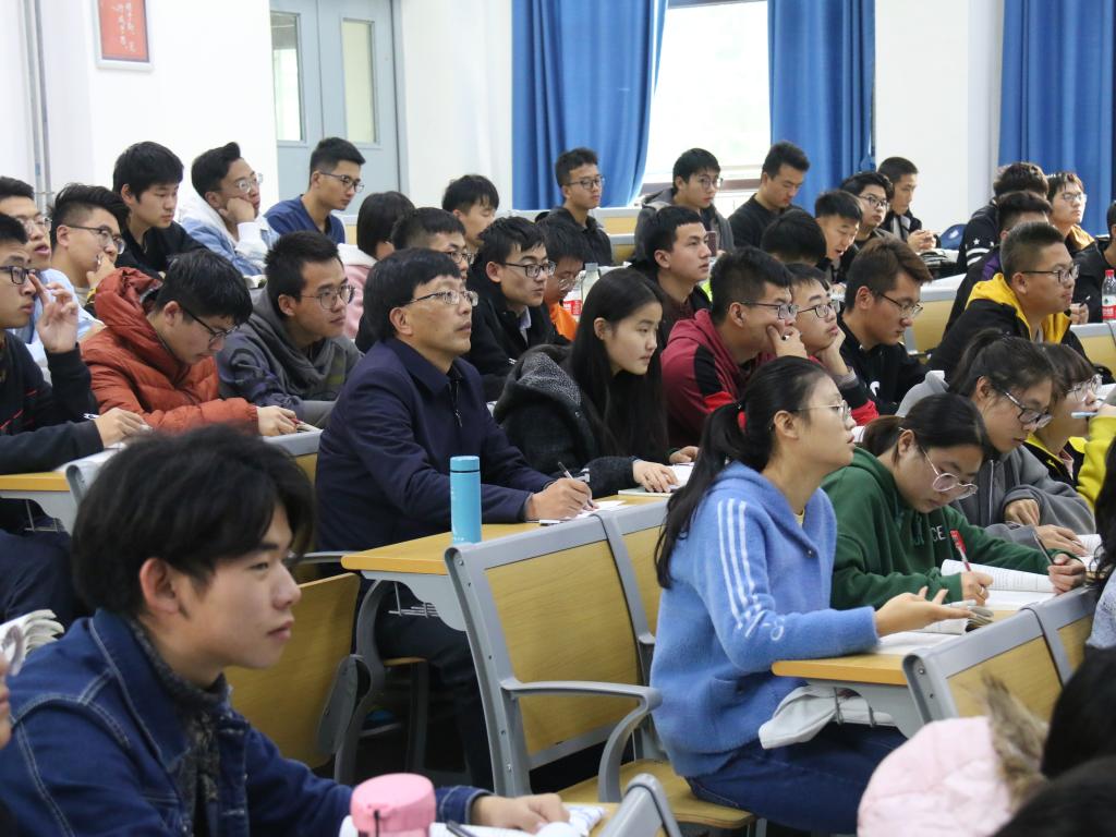 党委书记杨子江深入一线思政课堂听课