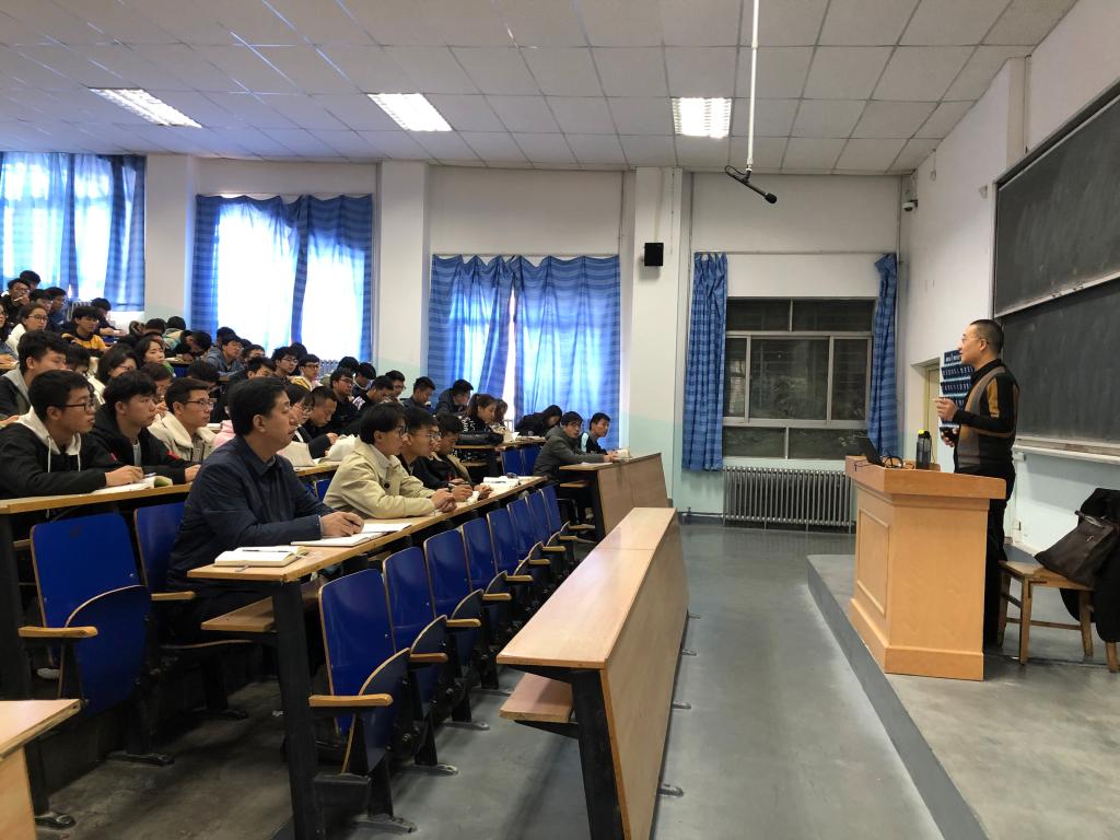 副校长马军党深入课堂听思政课