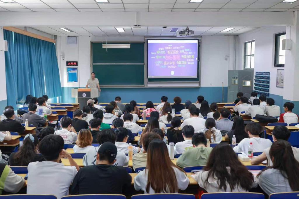 校领导深入思政课课堂听课调研指导
