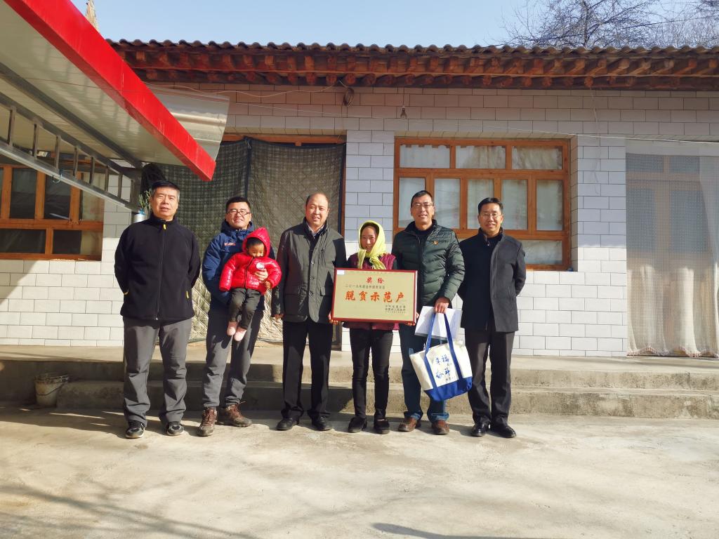 校领导进村入户开展帮扶并看望慰问驻村干部