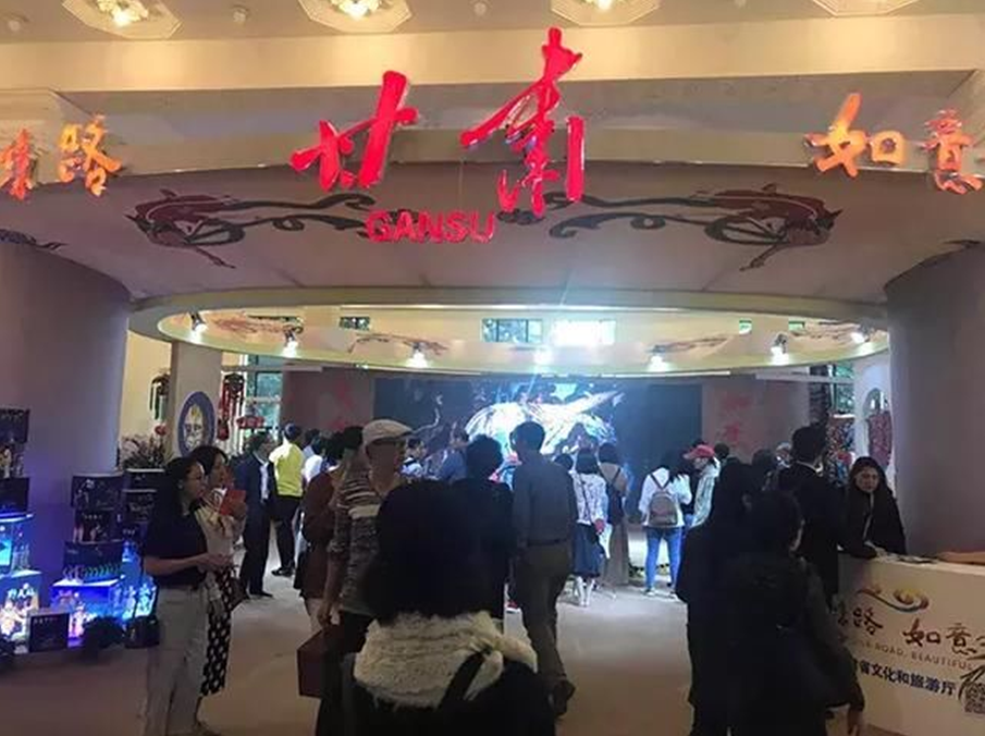 兰州交通大学染缬艺术研究所文创产品亮相第十二届中国艺术节演艺及文创产品博览会