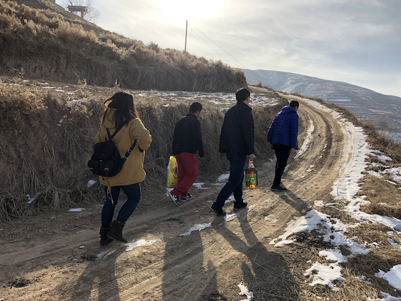 新能源学院开展“情系贫困生，寒冬送温暖”走访慰问活动