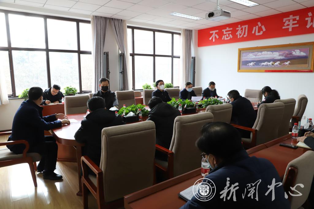 学校召开新型冠状病毒感染的肺炎疫情防控领导小组工作会议