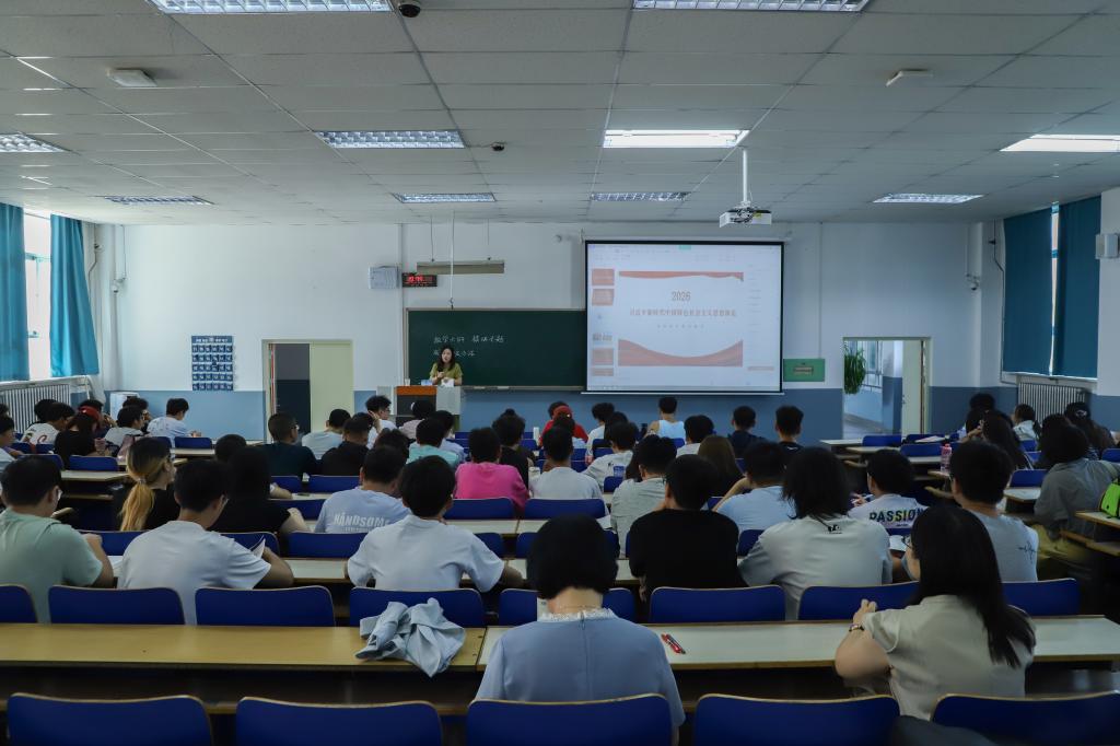 校领导深入思政课堂听课调研