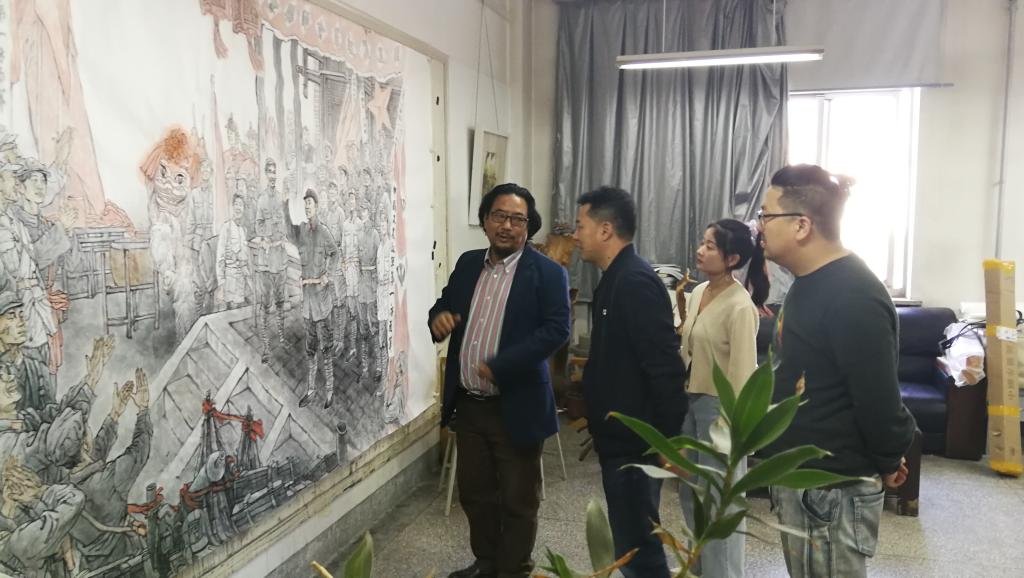 甘肃省美术家协会副主席桑吉才让来我校参观“建党100周年”主题创作并对本硕学生毕业创作进行指导