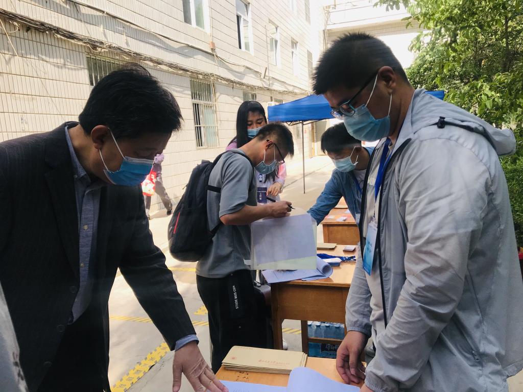 马军党副校长检查铁道技术学院学生开学返校报到工作