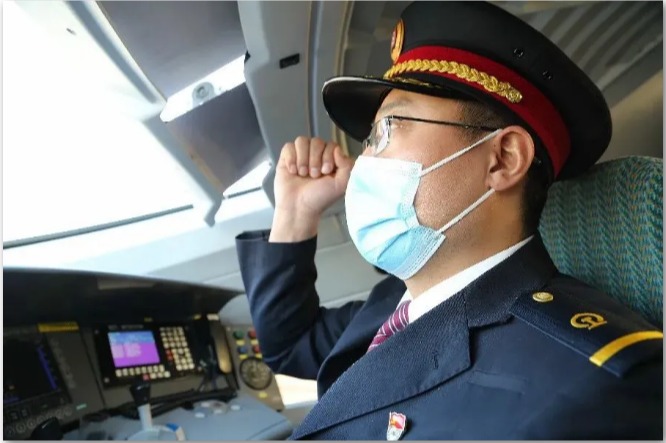 【校友风采】梁秀岩——窑洞里走出的高铁司机，把复兴号开回了家乡