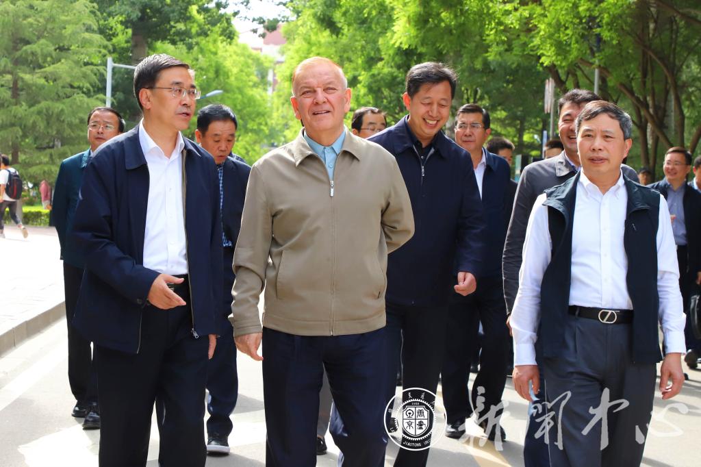 全国人大常委会副委员长艾力更·依明巴海来我校检查《就业促进法》贯彻实施情况